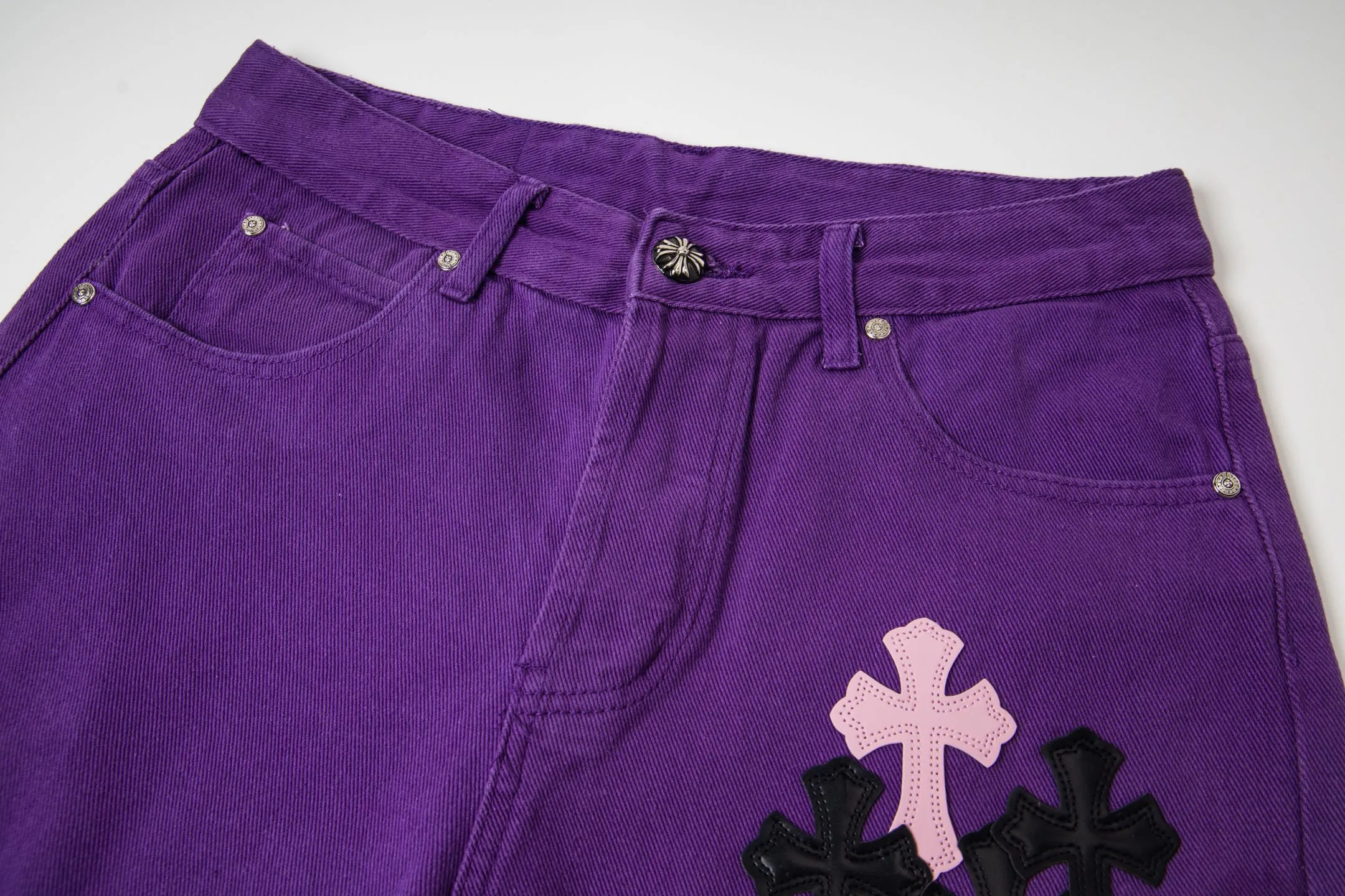 P240 Chrome Hearts Overseas limited edition violet patchwork leather cross hot girl couple jeans are a hot item this season and are sought after by countless celebrities and fashionistas. The neat details of the cutting process add color to the playful fashion! The neat and meticulous design, and the well-fitting structure is unique. The upper body not only has outstanding recognition, but also looks younger and younger. A style with the ultimate wearing meaning and performance, gorgeous color matching, and the craftsmanship of this style is also extremely extraordinary. After the finished product is washed, it is disassembled and hand-made with sheepskin cross leather and then spliced ​​together to complete. The whole piece has too many craftsmanship to describe. It is decorated with patchwork cross flowers and high-waisted washed jeans! ! Absolutely high-end luxury product, a god-level single product, a super popular product, made by top heavy industry, a magic weapon that cannot be missed to hit the streets. Style number: 1837 Size: 28 30 32 34 Color: purple